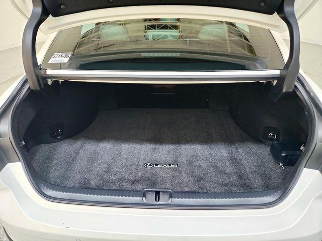 Photo of 2021 Eminent White Pearl Lexus ES 300h