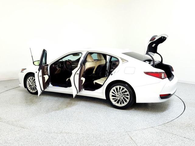 Photo of 2021 Eminent White Pearl Lexus ES 300h