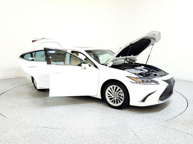 Photo of 2021 Eminent White Pearl Lexus ES 300h