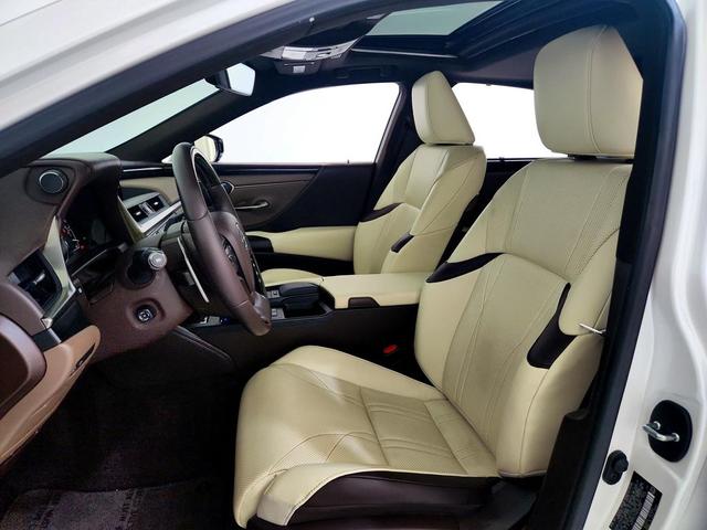 Photo of 2021 Eminent White Pearl Lexus ES 300h