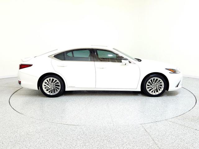 Photo of 2021 Eminent White Pearl Lexus ES 300h