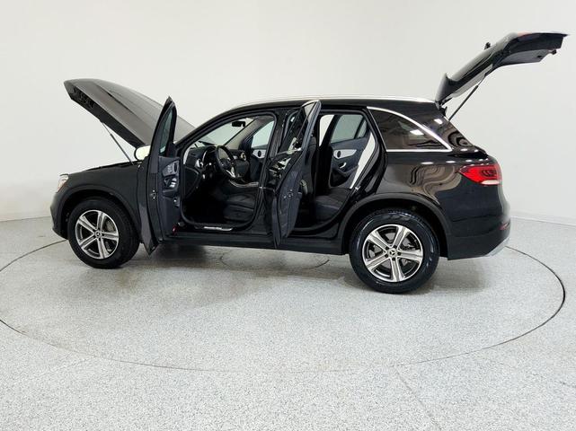 Photo of 2022 Black Mercedes-Benz GLC 300