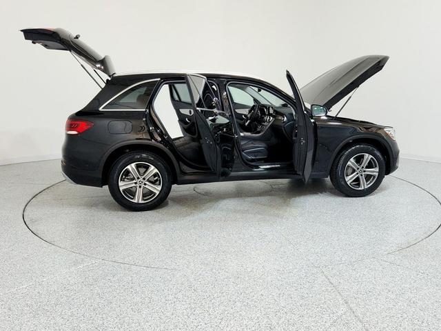 Photo of 2022 Black Mercedes-Benz GLC 300