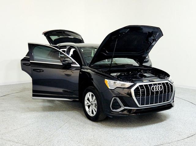 Photo of 2022 Mythos Black Metallic Audi Q3