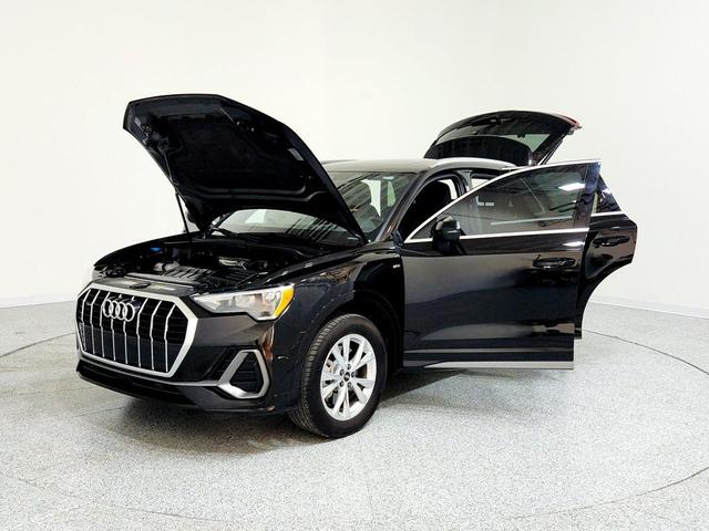 Photo of 2022 Mythos Black Metallic Audi Q3