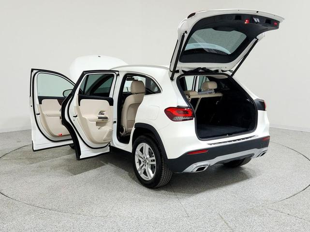 Photo of 2022 Polar White Mercedes-Benz GLA 250