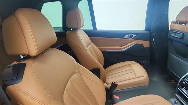 Photo of 2022 Manhattan Green Metallic BMW X7