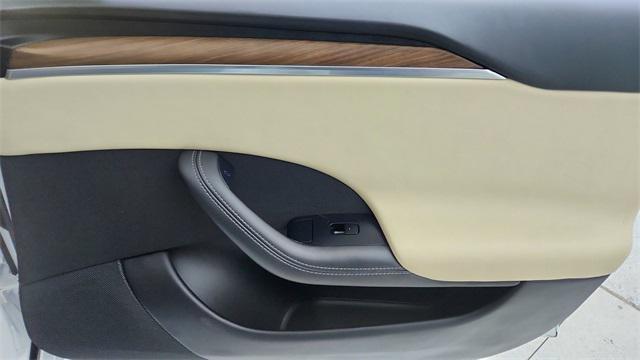 Photo of 2022 Pearl White Multi-Coat Tesla Model S
