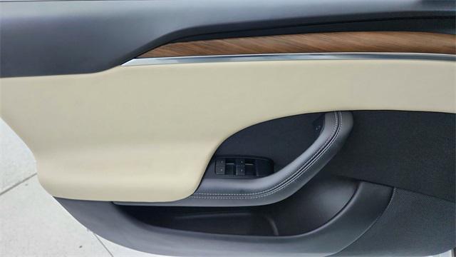 Photo of 2022 Pearl White Multi-Coat Tesla Model S
