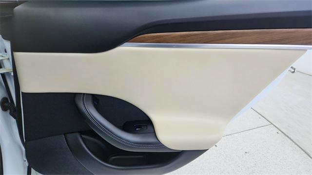 Photo of 2022 Pearl White Multi-Coat Tesla Model S