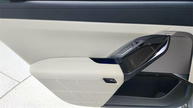 Photo of 2024 Space Silver Metallic BMW i7
