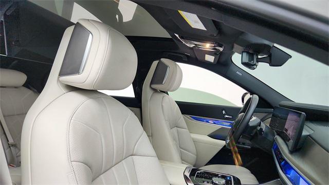 Photo of 2024 Space Silver Metallic BMW i7