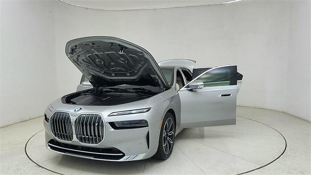 Photo of 2024 Space Silver Metallic BMW i7