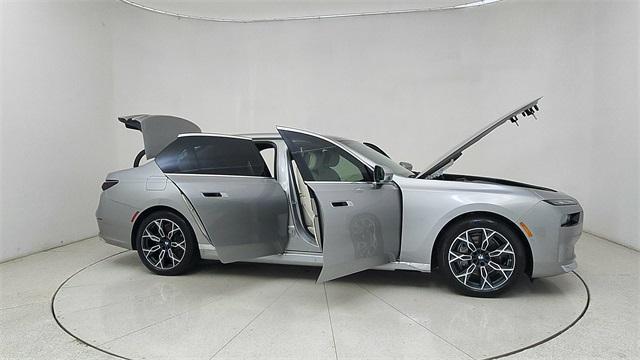 Photo of 2024 Space Silver Metallic BMW i7