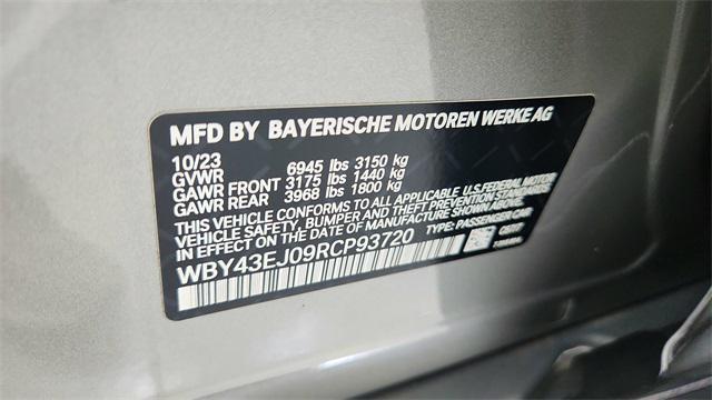 Photo of 2024 Space Silver Metallic BMW i7