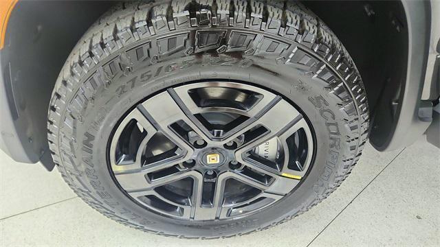 Photo of 2025 Midnight Rivian R1S