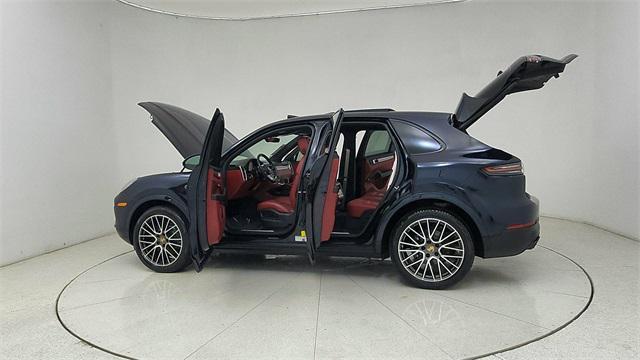 Photo of 2022 Moonlight Blue Metallic Porsche Cayenne