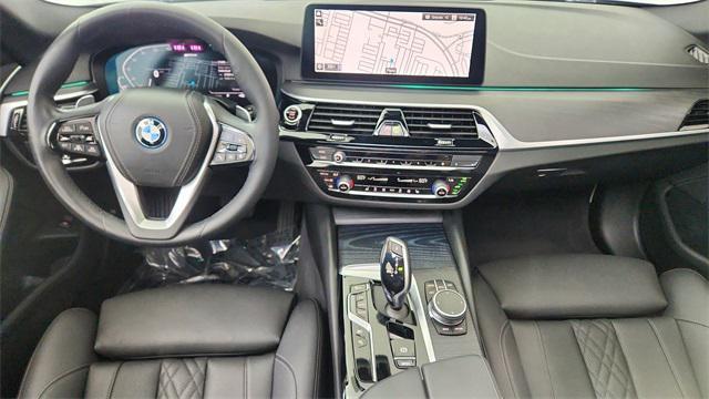 Photo of 2023 Skyscraper Gray Metallic BMW 530e