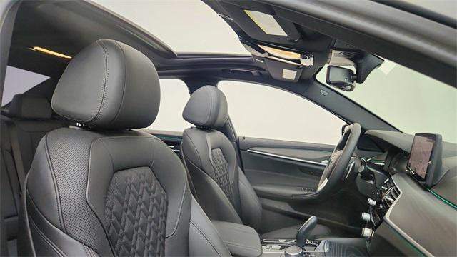 Photo of 2023 Skyscraper Gray Metallic BMW 530e