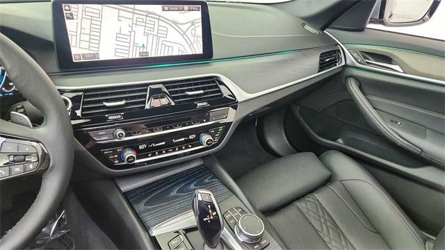 Photo of 2023 Skyscraper Gray Metallic BMW 530e