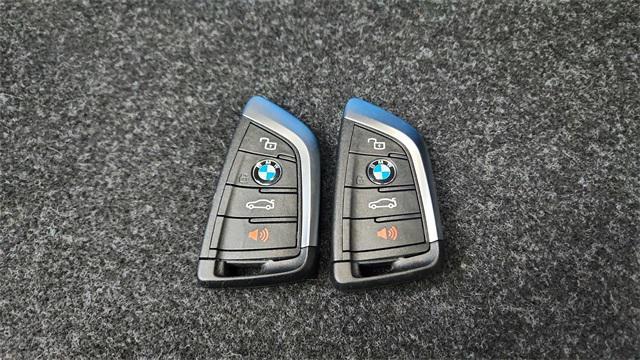 Photo of 2025 Blue BMW 330