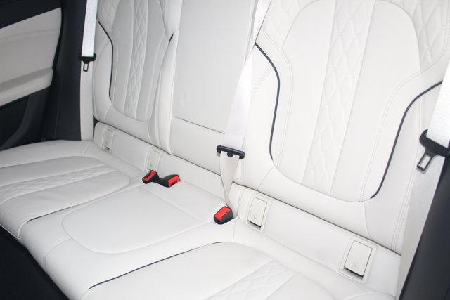 Photo of 2021 Mineral White Metallic BMW X6