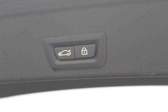 Photo of 2021 Mineral White Metallic BMW X6