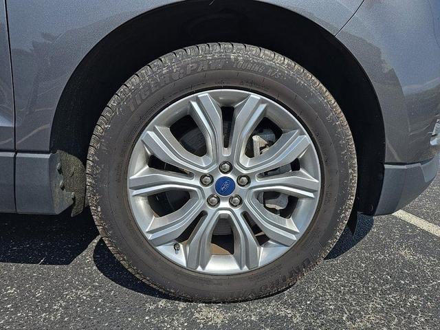 Photo of 2022 Carbonized Gray Ford Edge