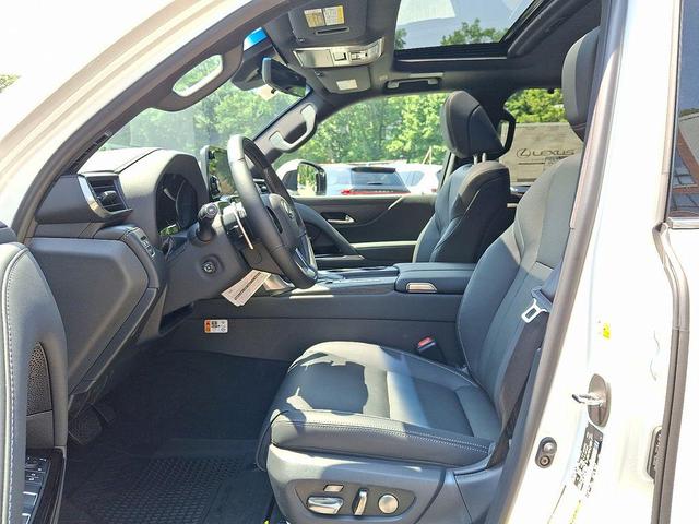 Photo of 2025 White Pearl Lexus LX 600