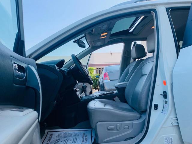 Photo of 2010 Phantom White Pearl Nissan Rogue