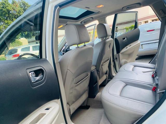 Photo of 2010 Phantom White Pearl Nissan Rogue