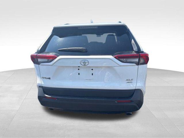 Photo of 2021 Super White Toyota RAV4