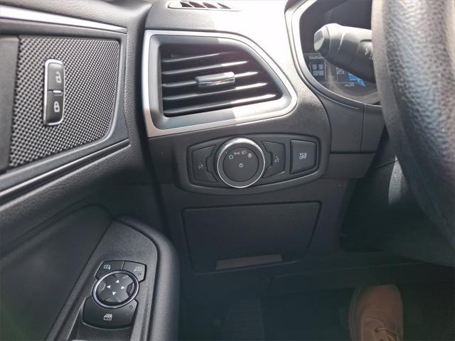 Photo of 2022 Oxford White Ford Edge