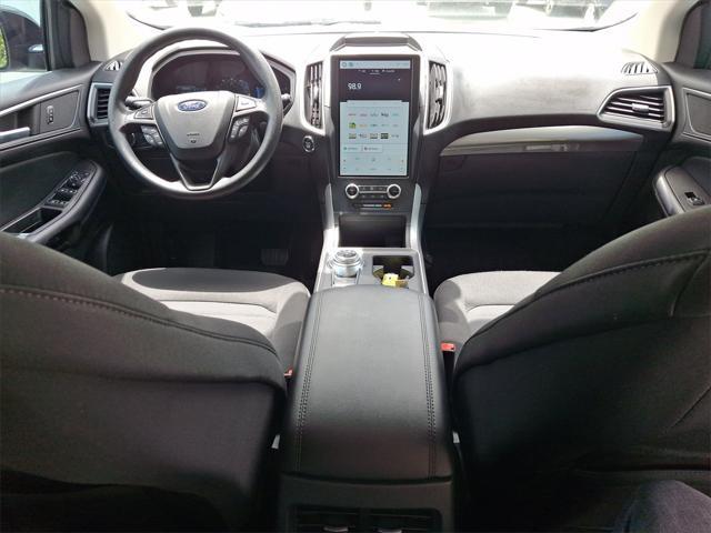 Photo of 2022 Oxford White Ford Edge