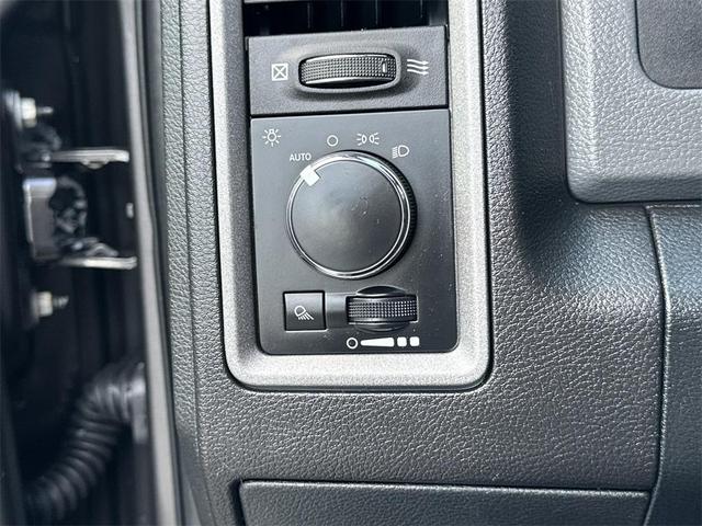 Photo of 2016 Brilliant Black Crystal Pearlcoat RAM 1500