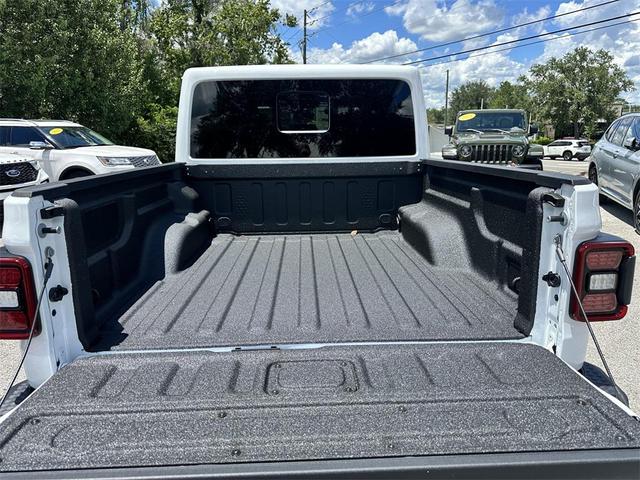Photo of 2025 Bright White Clearcoat Jeep Gladiator