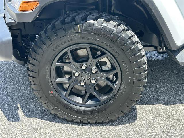 Photo of 2025 Bright White Clearcoat Jeep Gladiator