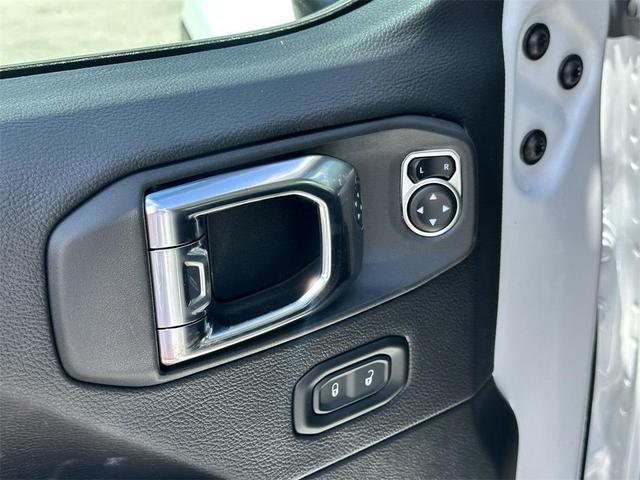 Photo of 2025 Bright White Clearcoat Jeep Gladiator