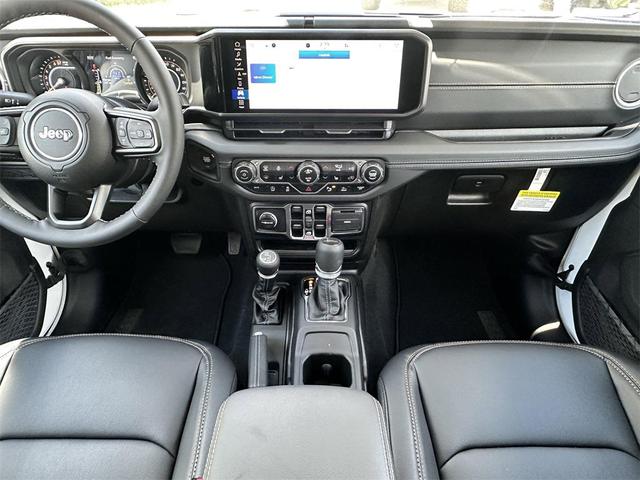 Photo of 2025 Bright White Clearcoat Jeep Gladiator