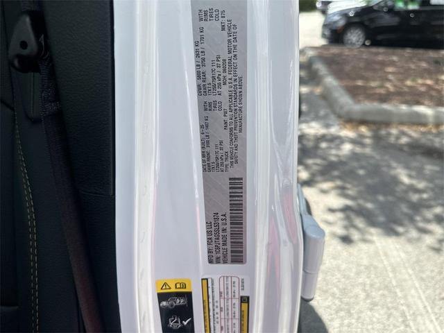 Photo of 2025 Bright White Clearcoat Jeep Gladiator