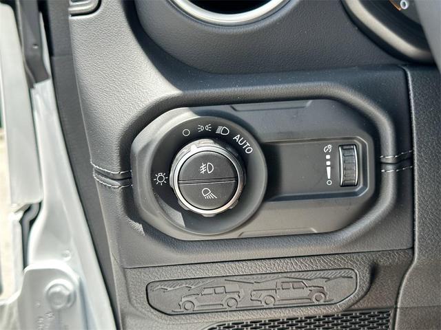 Photo of 2025 Bright White Clearcoat Jeep Gladiator
