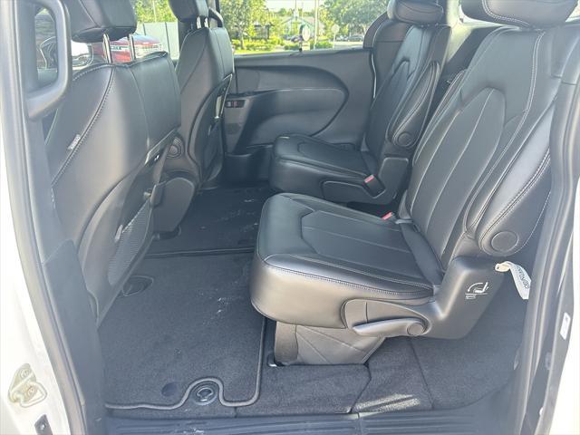 Photo of 2025 Bright White Clearcoat Chrysler Pacifica