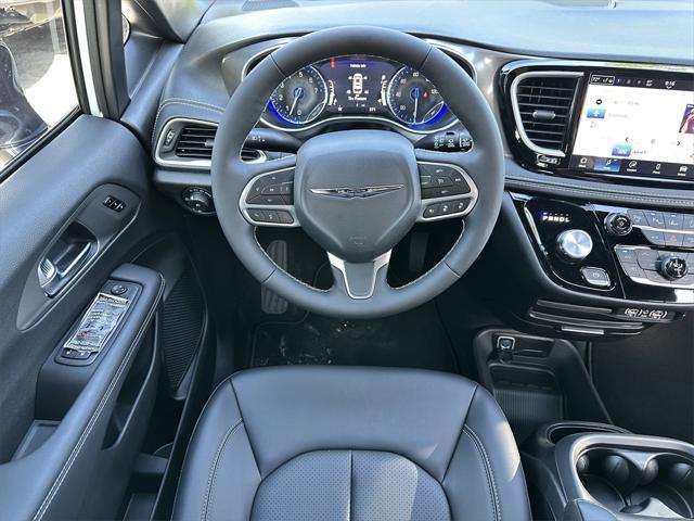 Photo of 2025 Bright White Clearcoat Chrysler Pacifica