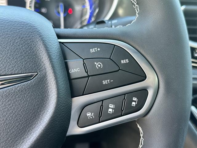 Photo of 2025 Bright White Clearcoat Chrysler Pacifica