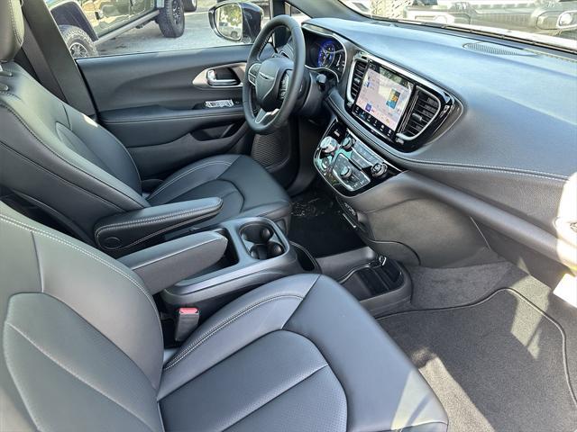 Photo of 2025 Bright White Clearcoat Chrysler Pacifica
