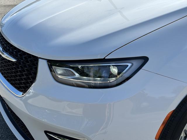Photo of 2025 Bright White Clearcoat Chrysler Pacifica