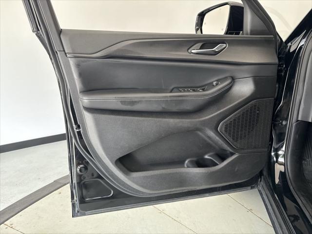 Photo of 2024 Diamond Black Crystal Pearlcoat Jeep Grand Cherokee