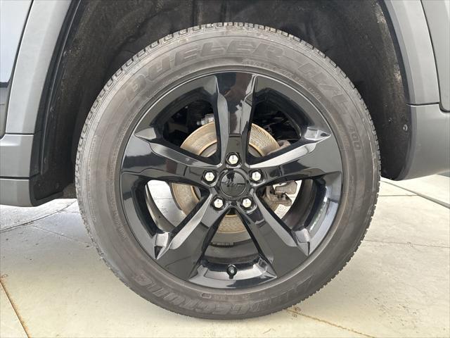 Photo of 2024 Diamond Black Crystal Pearlcoat Jeep Grand Cherokee