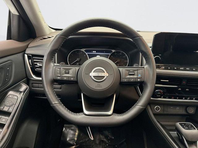 Photo of 2023 Pearl White Tricoat Nissan Rogue