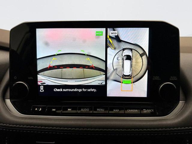 Photo of 2023 Pearl White Tricoat Nissan Rogue